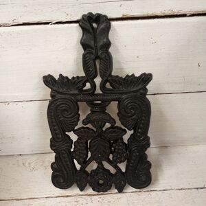 Cast Iron Grape Trivet Wall Hanging Decorative Hot Plate Holder Ornate Rustic